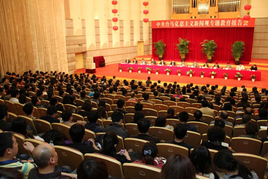 ����˼�������Ź۽����������ھ��ٰ� һ�߲ɱ೩̸����